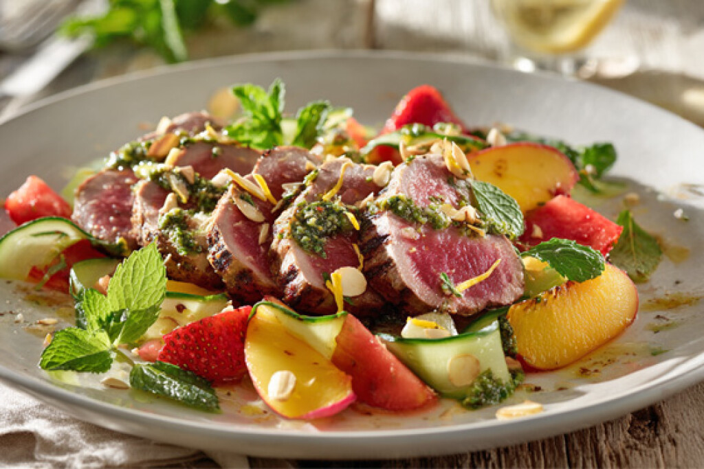 Tagliata di vitello con pesto leggero e insalatina di frutta estiva