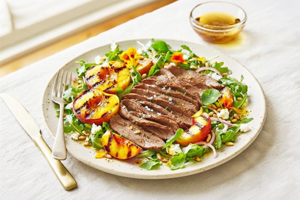 Fettine con pesche grigliate, rucola e vinaigrette al miele