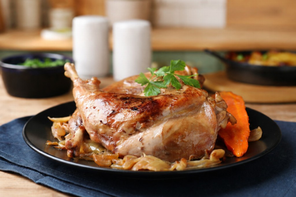 Coscia di tacchino arrosto con cipolle e carote