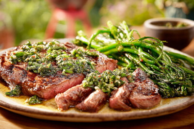 Tagliata di manzo alla griglia con salsa alle erbette e agretti - tagliata-manzo-agretti
