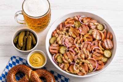 Wurstsalat dell'Oktoberfest: l'insalata di würstel, cetrioli e senape - insalata-wurstl-cetrioli-senape