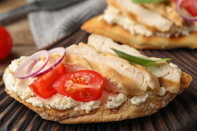 Crostini con petto di pollo e ricotta - crostini-petto-pollo-ricotta-basilico