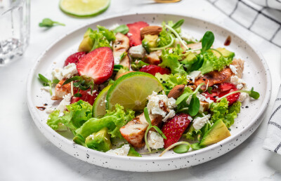 Insalata estiva con pollo, fragole e avocado - insalata-estiva-pollo-fragole-avocado