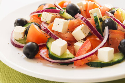 Insalata greca con Pomodori, Cetrioli, Cipolla e Olive nere - Insalata Greca