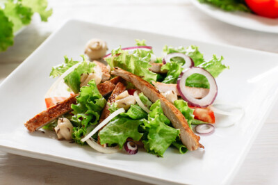Insalata con pollo al limone e zenzero - insalata-pollo-marinato-limone-zenzero