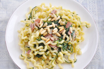 Fusilli agli Agretti, Pinoli e Prosciutto - Fusilli lunghi ricci agli Agretti, Pinoli e Prosciutto